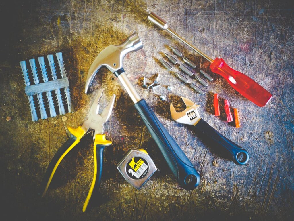 Diverse Werkzeuge Geräte Gerätehaus für Gartenwerkzeuge Worauf achten