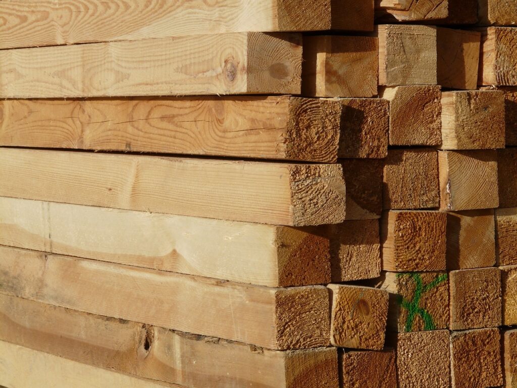 Holzbalken geschnitten Carport selber bauen – Schritt für Schritt Anleitung