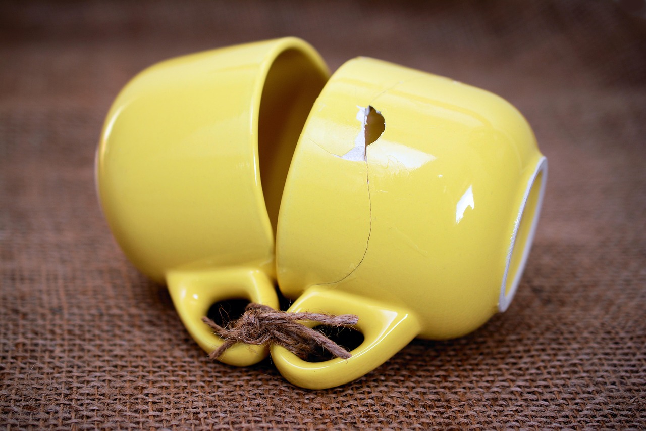 Tassen zerbrochen Verbindung Kintsugi-Reparaturtechnik – einfach erklärt