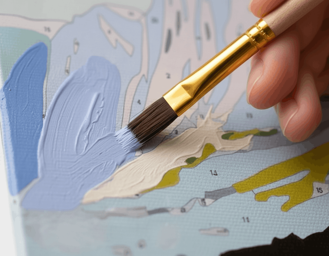 Nahaufnahme eines Pinsels, der leuchtende Farben auf eine strukturierte, nummerierte Leinwand aufträgt.